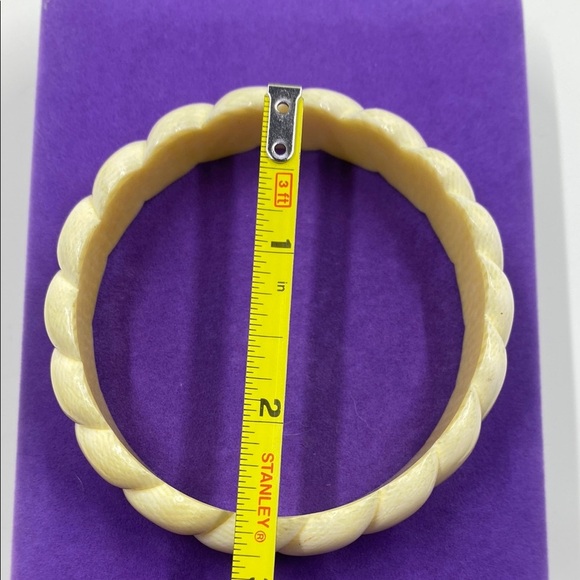 💛 Antique Cream Bone Bangle Bracelet - Picture 3 of 5